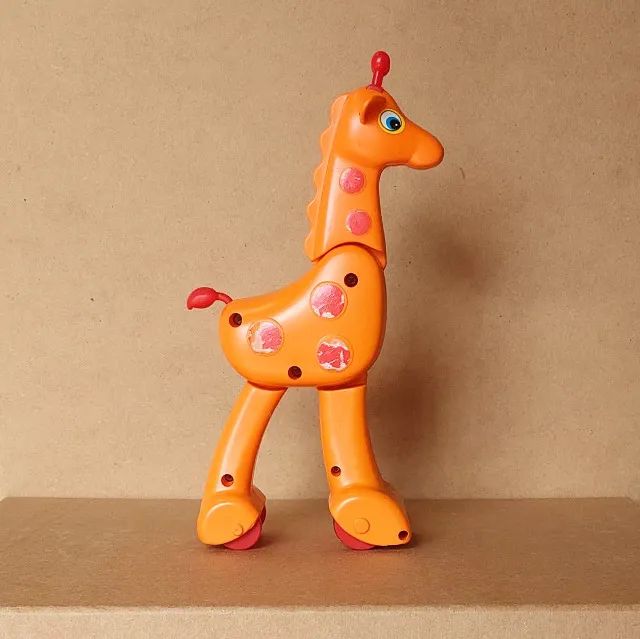 brinquedo - girafa com rodas Elka (usada)