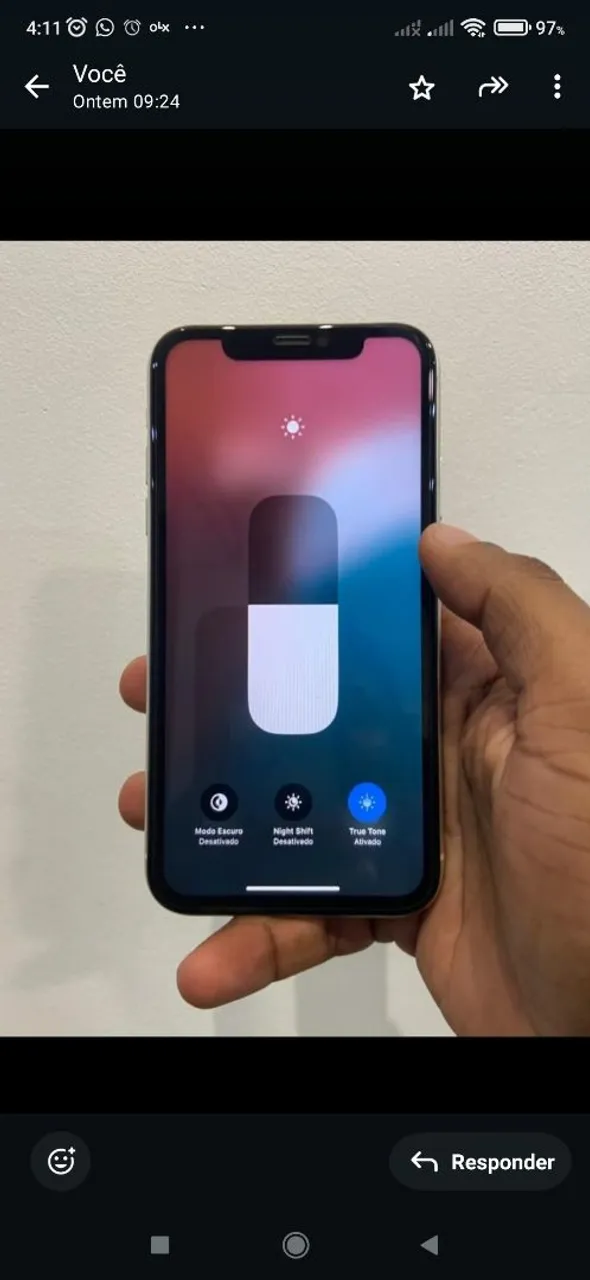 iPhone com tela de controle de brilho