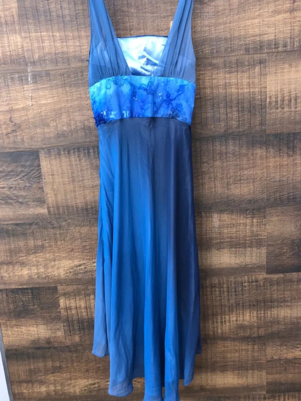 Vestido Azul Elegante com Detalhes Florais - Foto 2