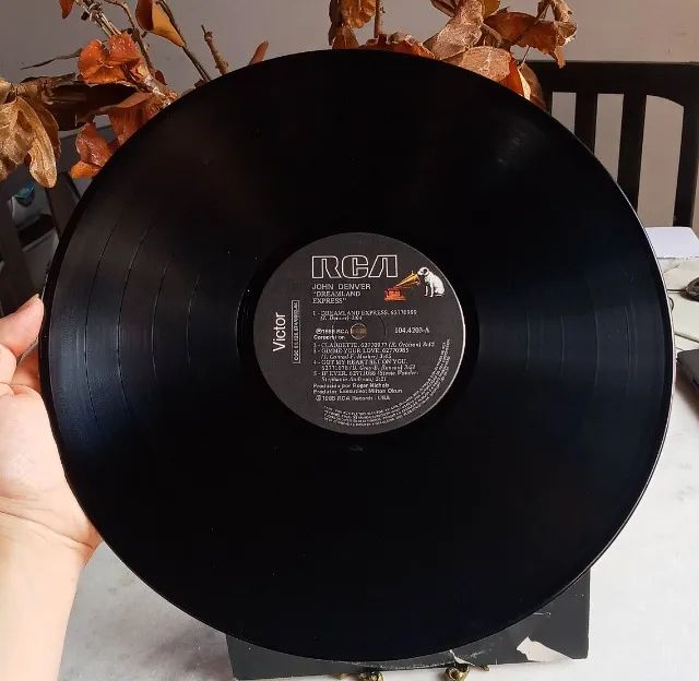 LP Vinil - John Denver - Dreamland Express - 1985 - c/ encartes - Foto 2