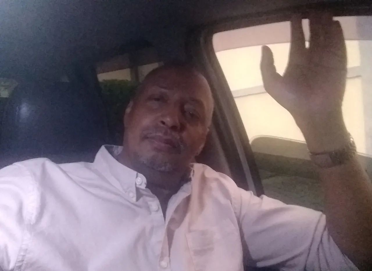 Motorista com carro  - Foto 6