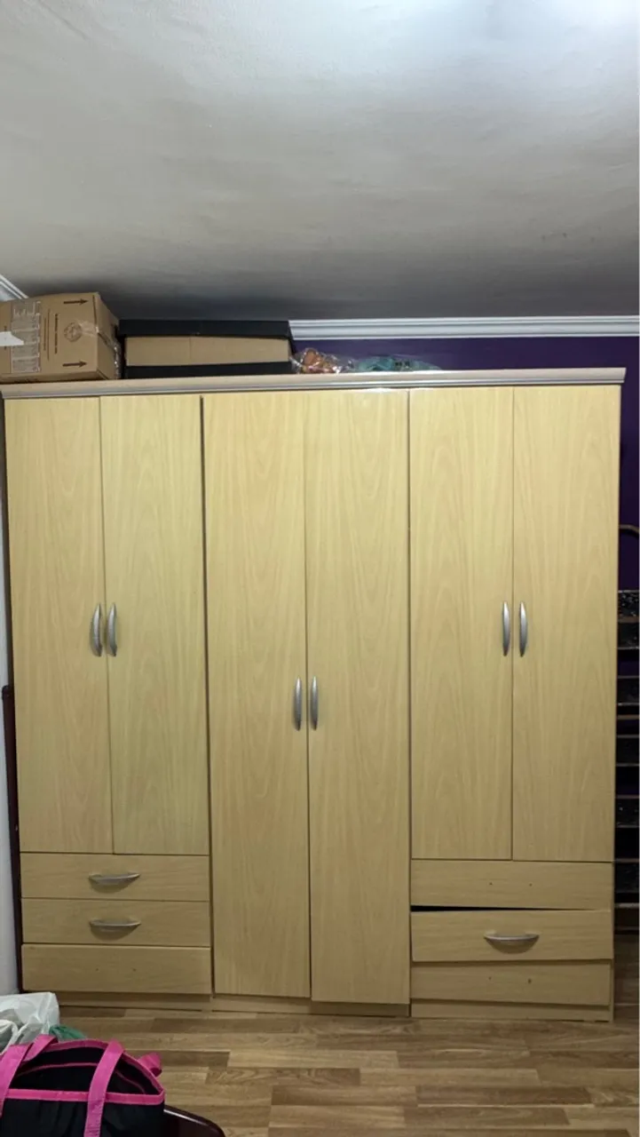 Guarda-Roupa Amadeirado com Amplo Espaço Interno