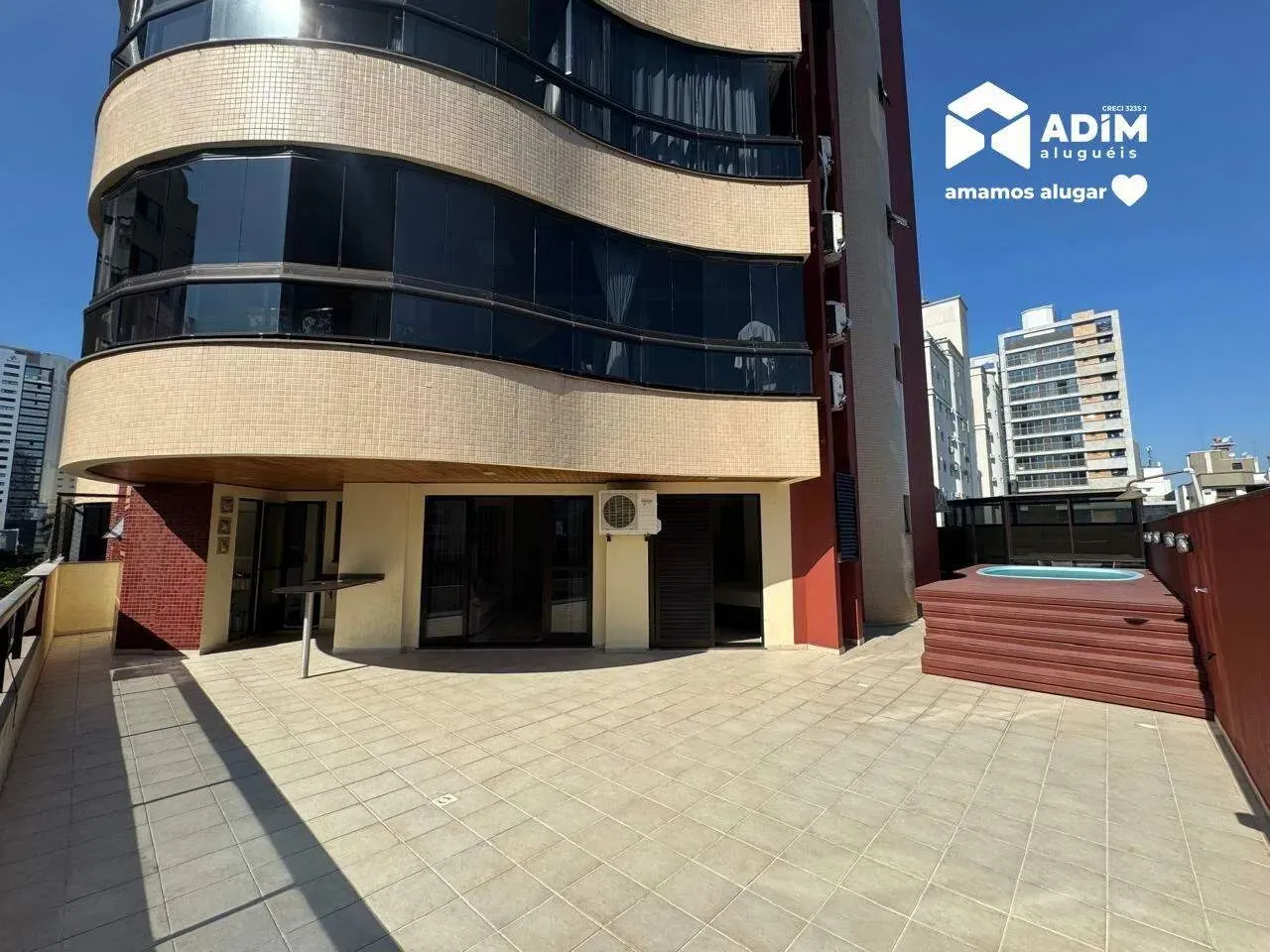 Aluguel Anual: Apartamento Diferenciado 3 dormitórios no centro de Balneário Camboriú