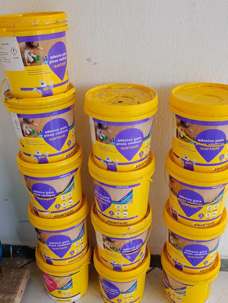 Adesivo para Pisos Vinílicos Quartzolit - Vários Baldes