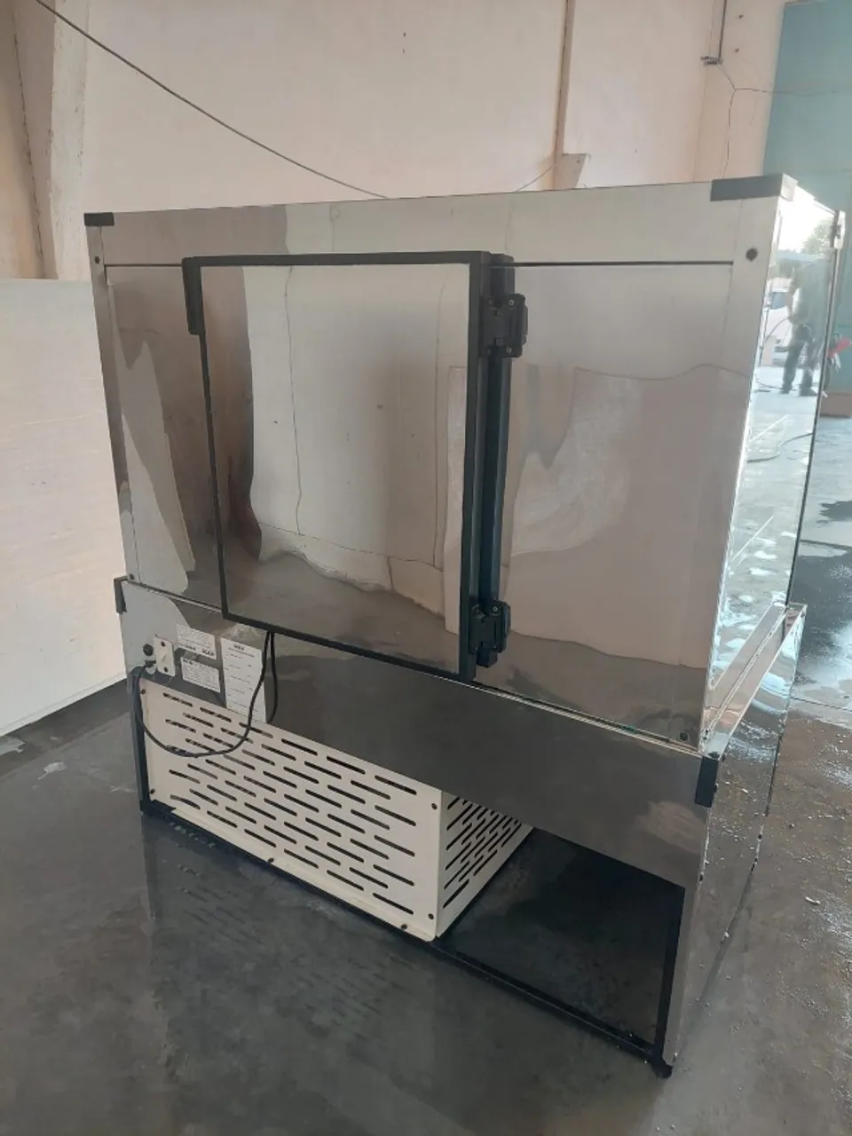 Expositor 1,5m de tortas e doces