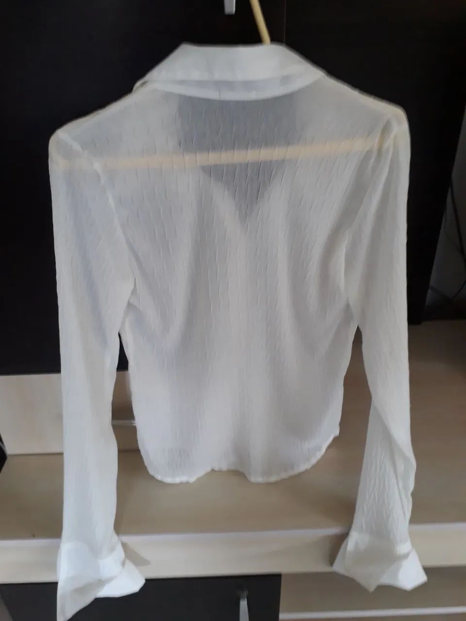 Blusa branca de tecido leve e elegante - Foto 2