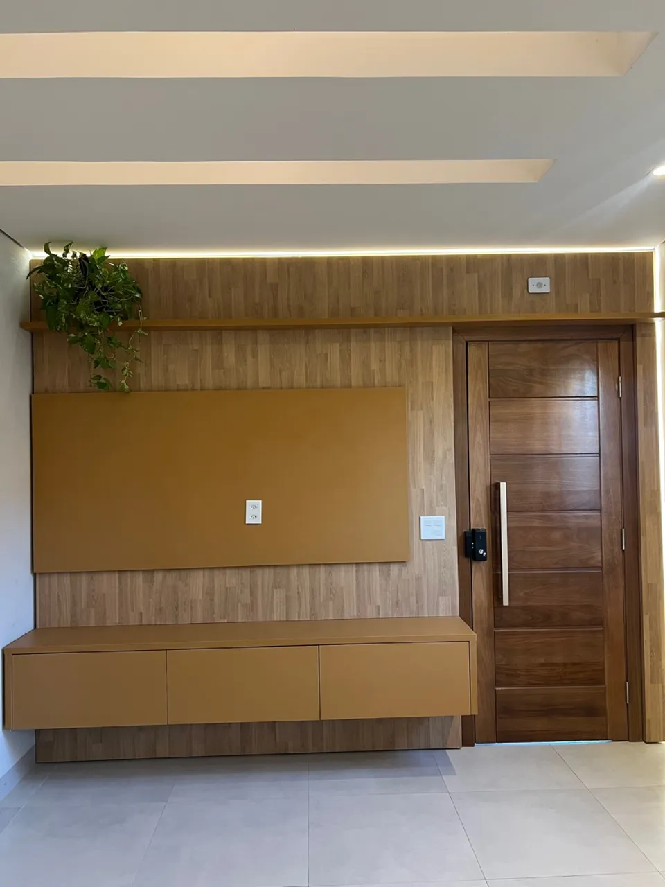 Painel de TV moderno com madeira e iluminação