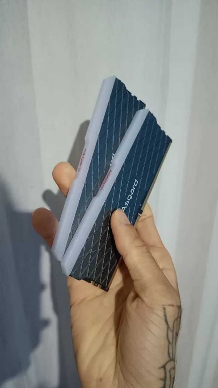 Memória RAM DDR4 16GB 2x8GB - RGB