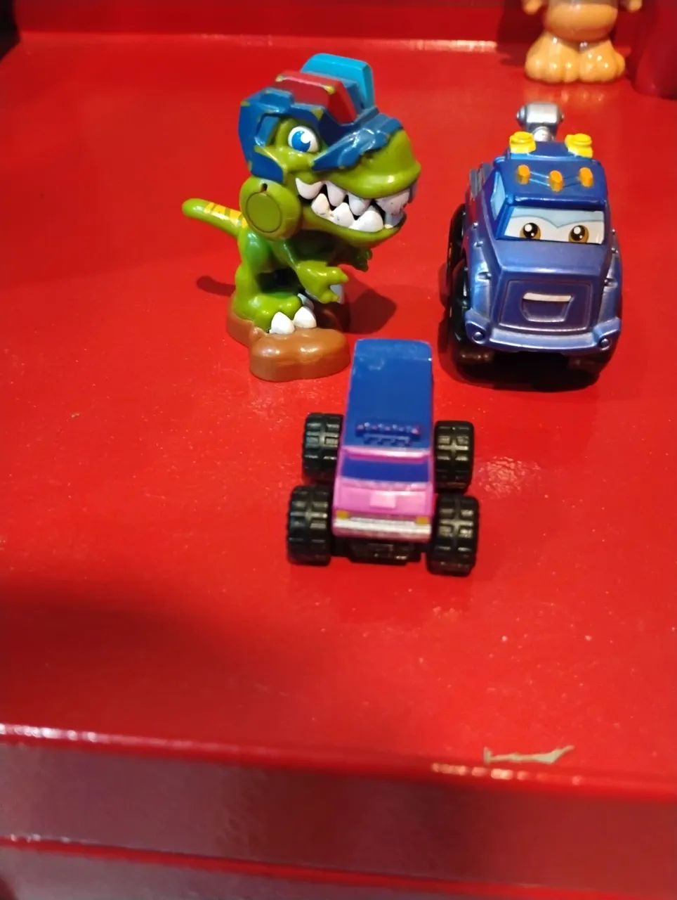 Kit de brinquedos infantis Hasbro - Dinossauro e carrinhos - Foto 3