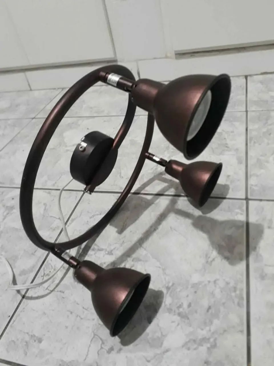 Luminaria spot de led direcional de três lampadas 35w cada, funcionando tudo certinho. - Foto 2