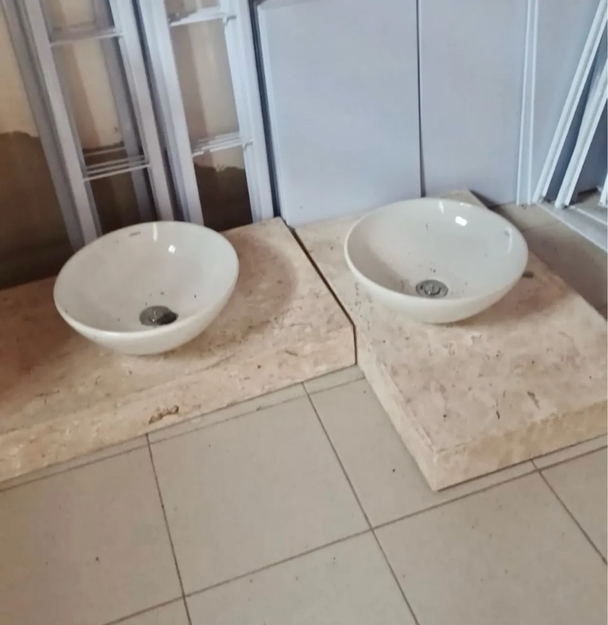 Três conjuntos de bancada lavabo