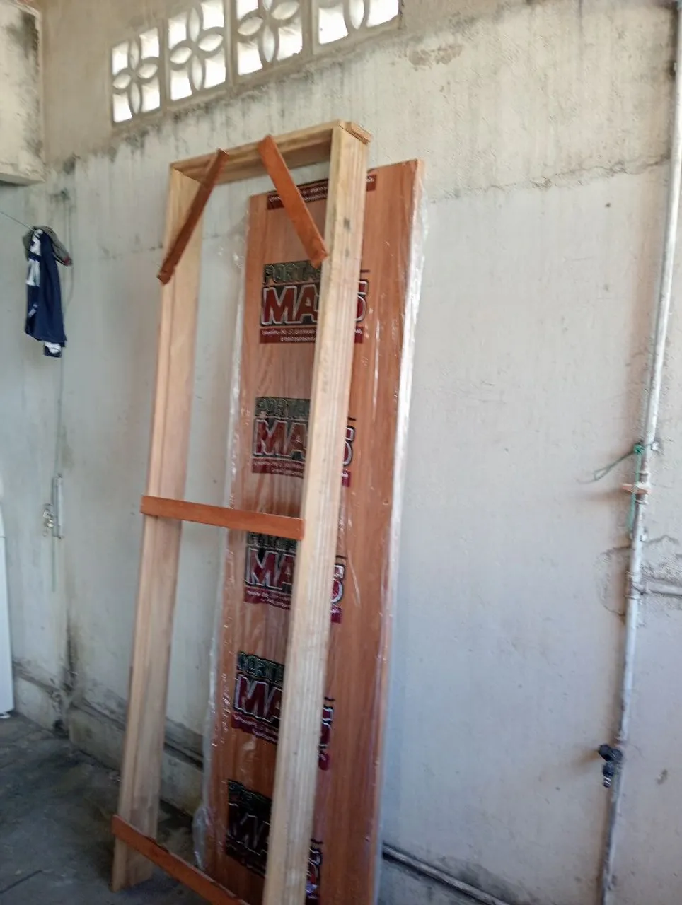Porta de banheiro com fechadura e forra