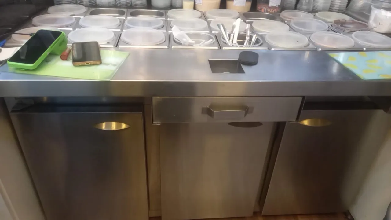 bancada profissional em aço inox com compartimentos para ingredientes