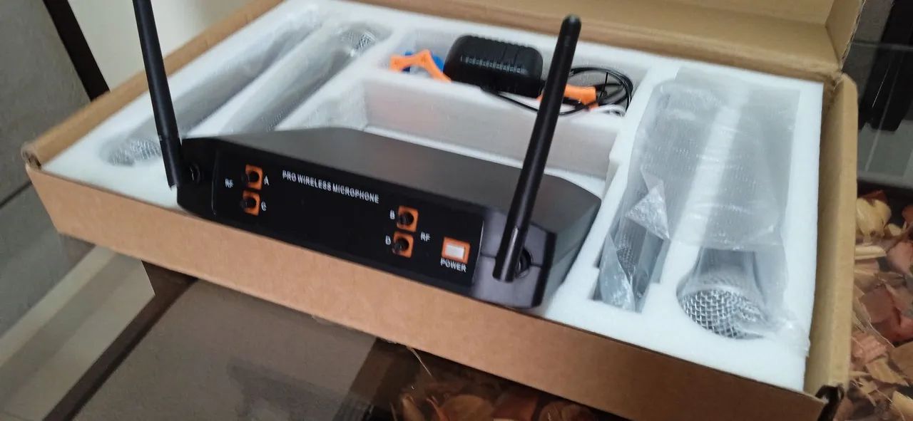 microfone sem fio UHF 4 bastões novo na caixa - Foto 3