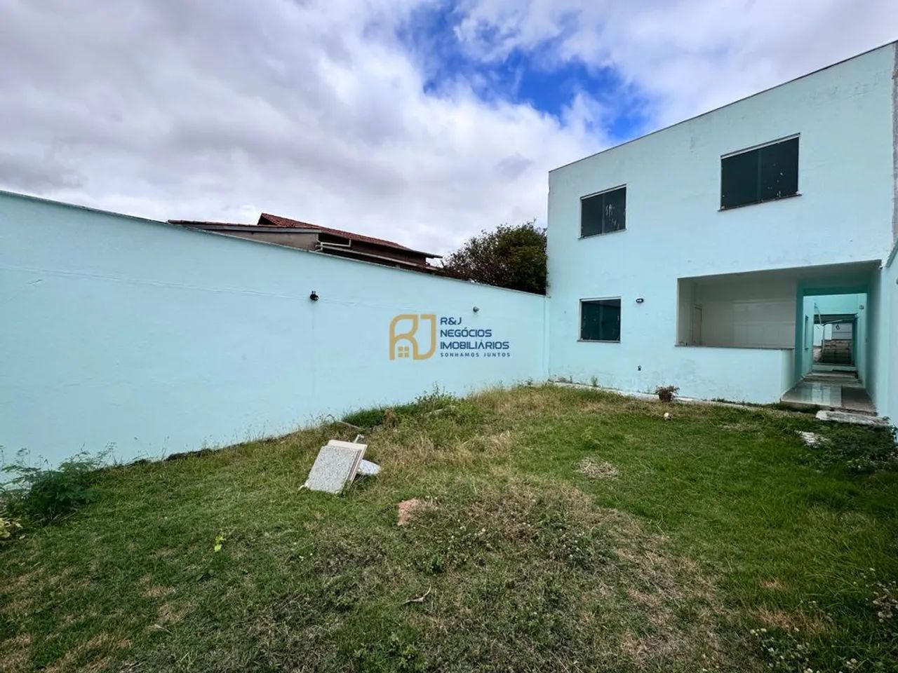 Casa Geminada à Venda - 3 Quartos 1 com Suíte - 2 Vagas Cobertas - Candelária BH