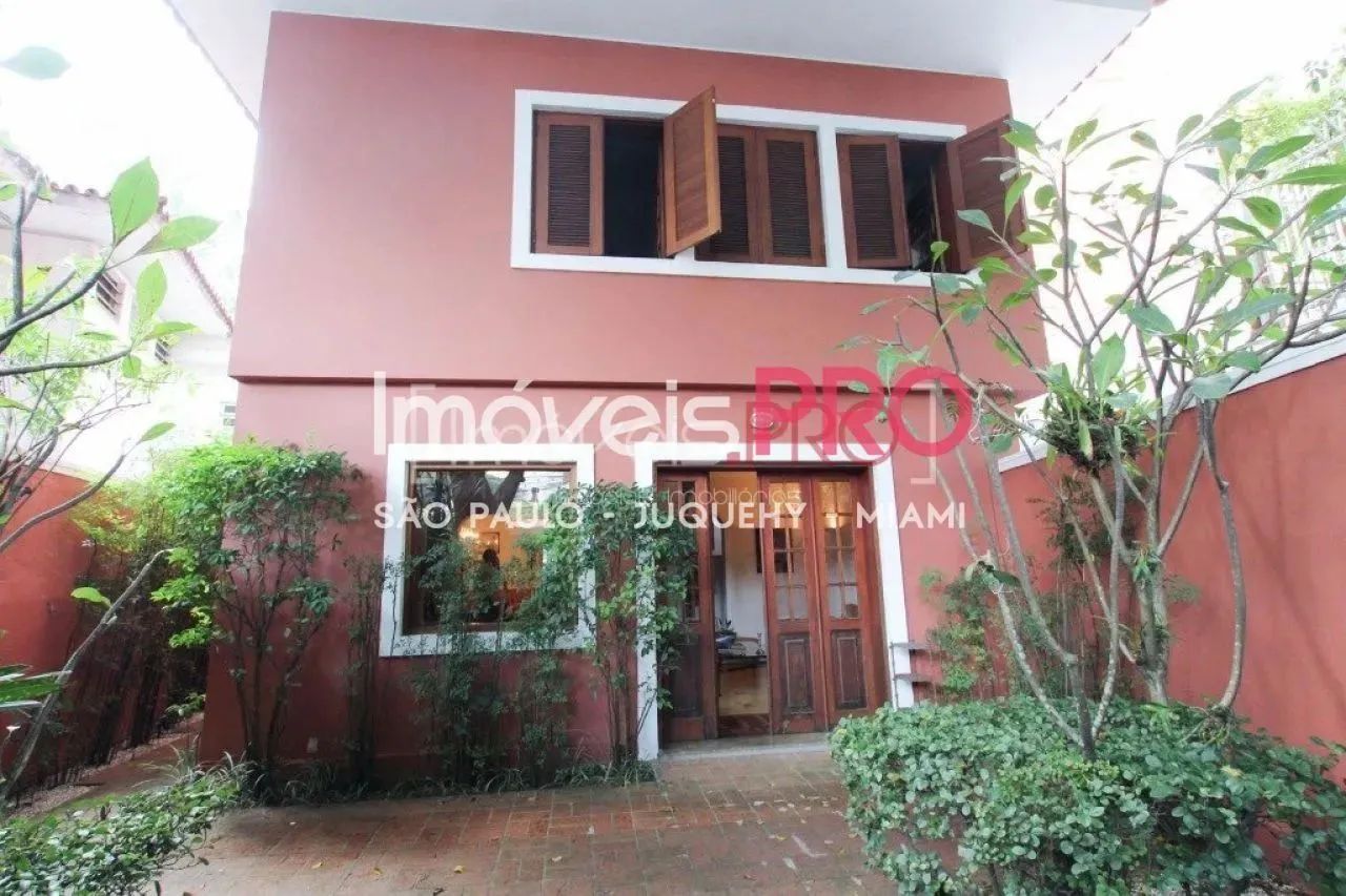 Linda casa em rua tranquila na Vila Nova Conceição.