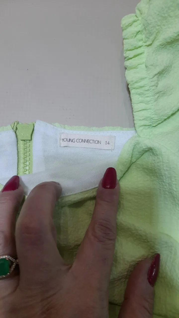 Vendo  Blusa  Croped de seda verde tamanho 13-14 anos seminovas.  - Foto 2