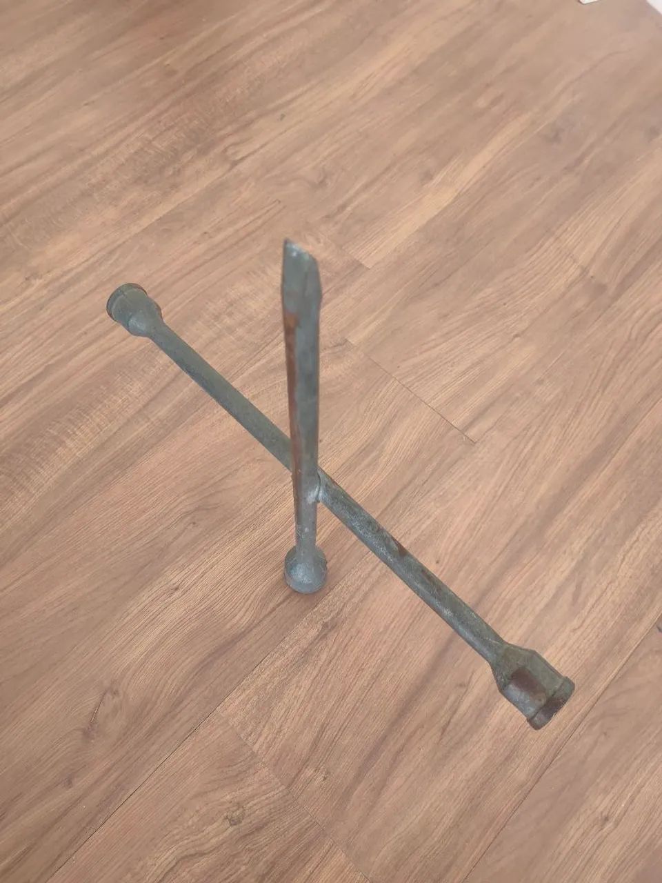 Chave de roda cruz antiga - Foto 3