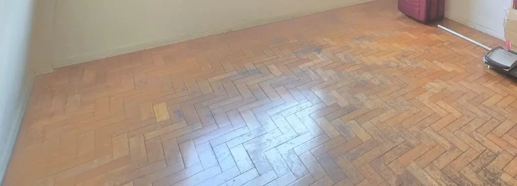 Piso tipo taco de madeira