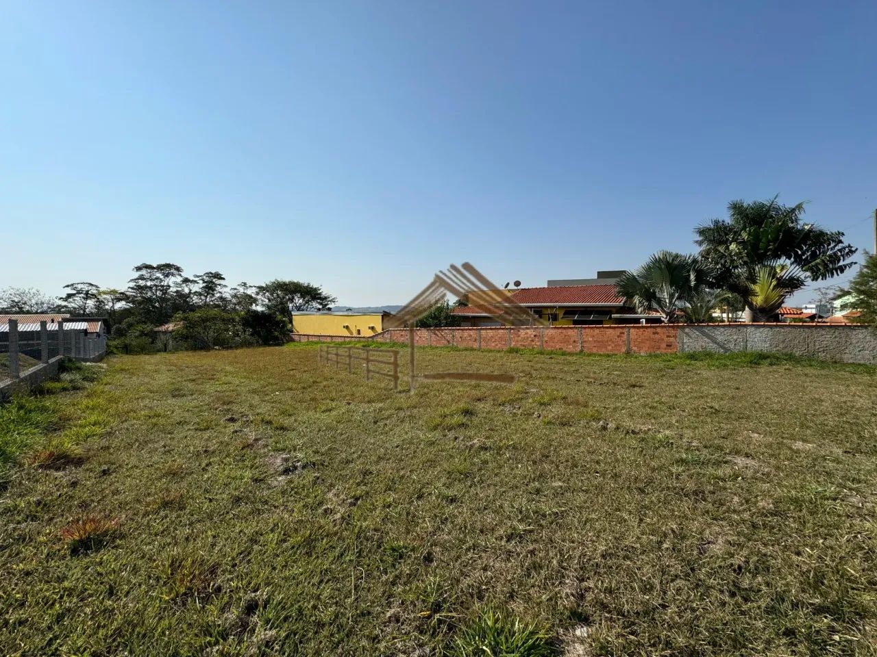 Terreno com 1.000 m² em condomínio, local tranquilo com vizinhos moradores, Porangaba SP - Foto 9