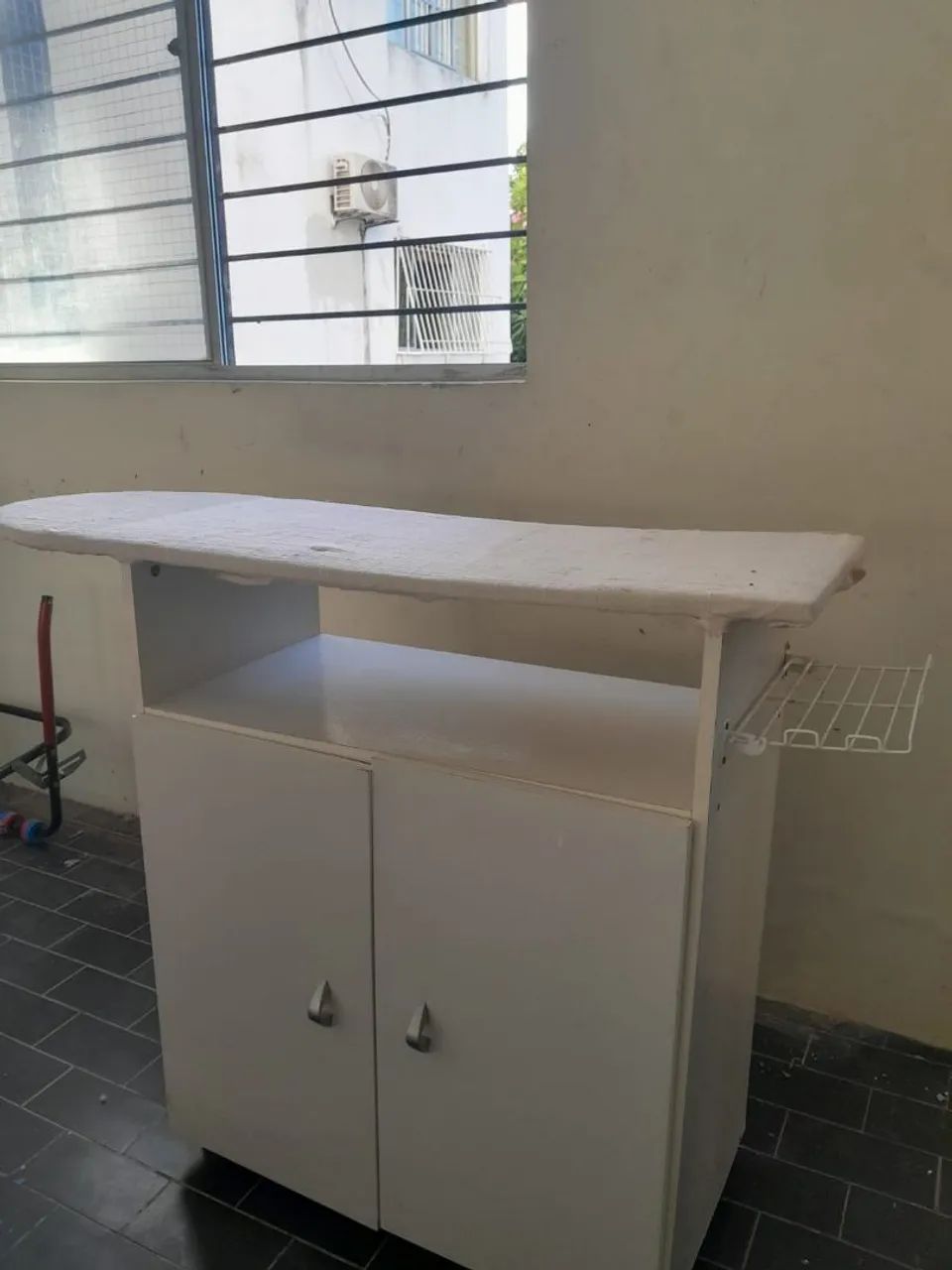 Tábua de passar roupa com armário