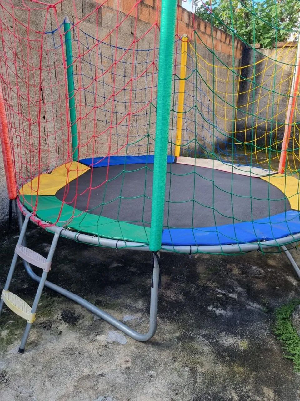 Trampolím infantil com rede de proteção