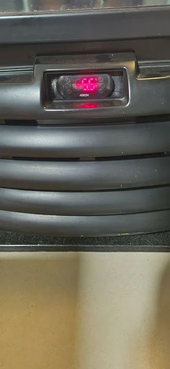 Cervejeira com iluminação interna e prateleiras - Foto 3