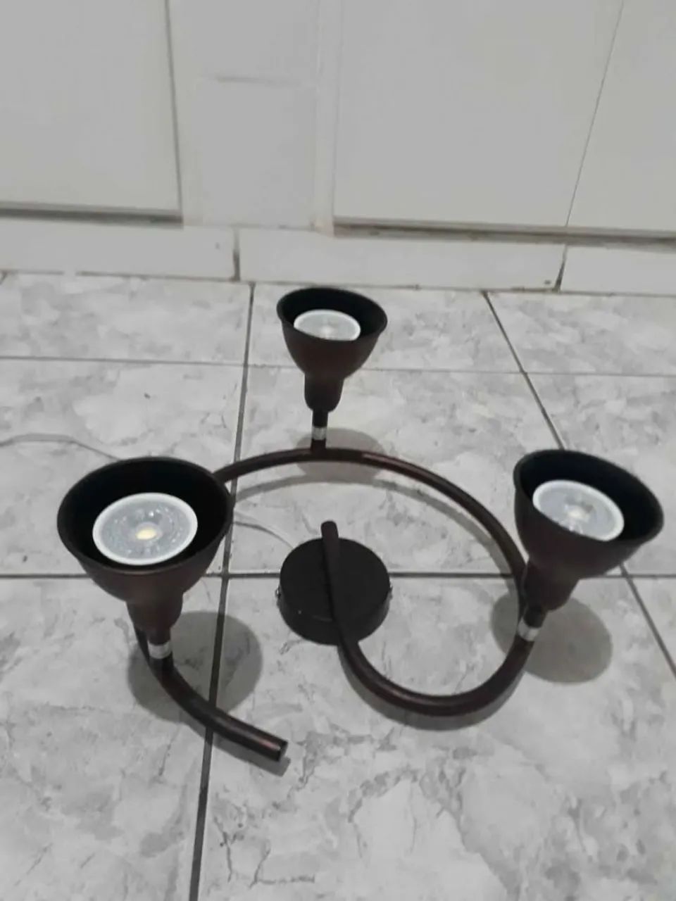 Luminaria spot de led direcional de três lampadas 35w cada, funcionando tudo certinho. - Foto 3