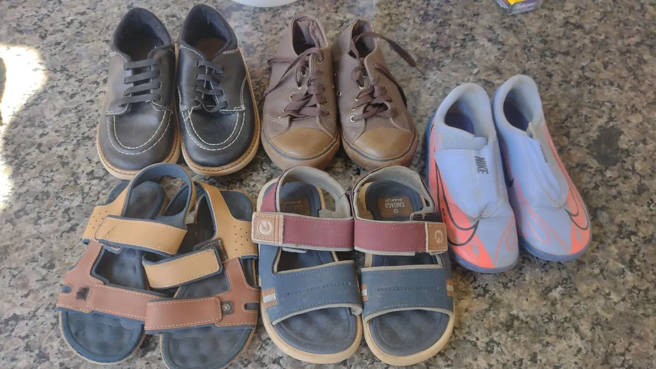 Coleção de sapatos infantis