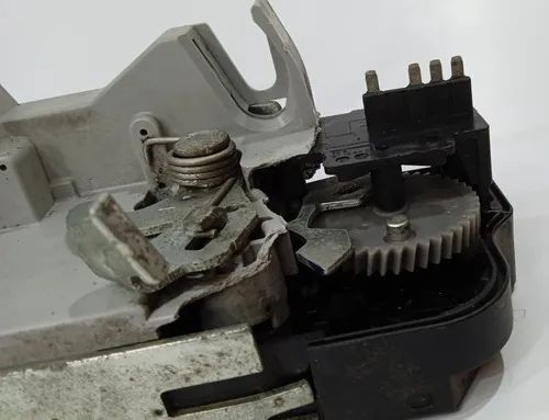 Fechadura Traseira Esquerda Peugeot 307 2009 Detalhe - Foto 4