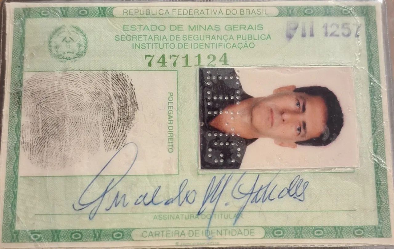 Selling plastic table with 4 chairs64739713633923122