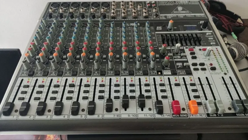 Mesa de Som BEHRINGER XENYX X1832USB