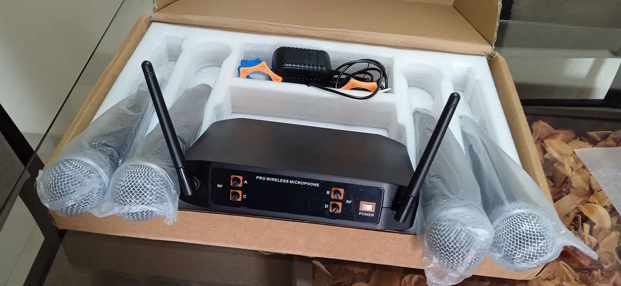 microfone sem fio UHF 4 bastões novo na caixa