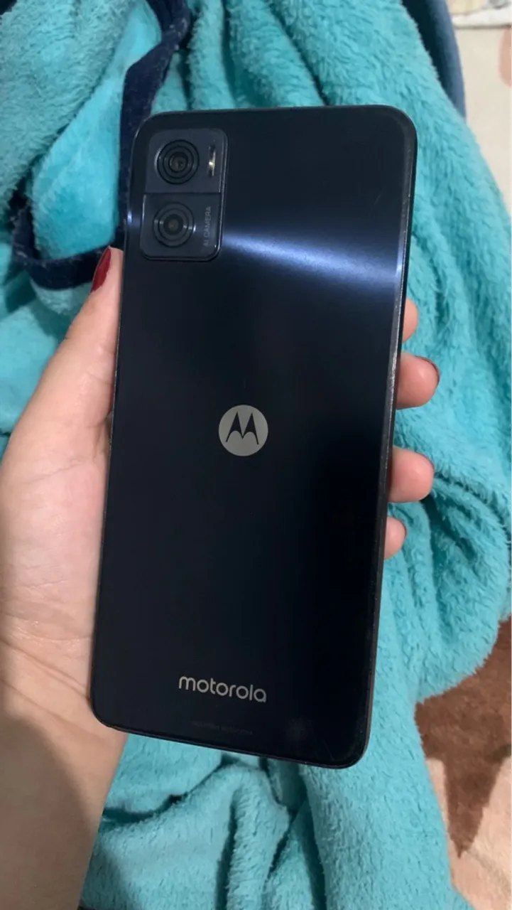 Vendo Moto E 22, apenas com a tela trincada mas o resto tudo novo. Valor a negociar