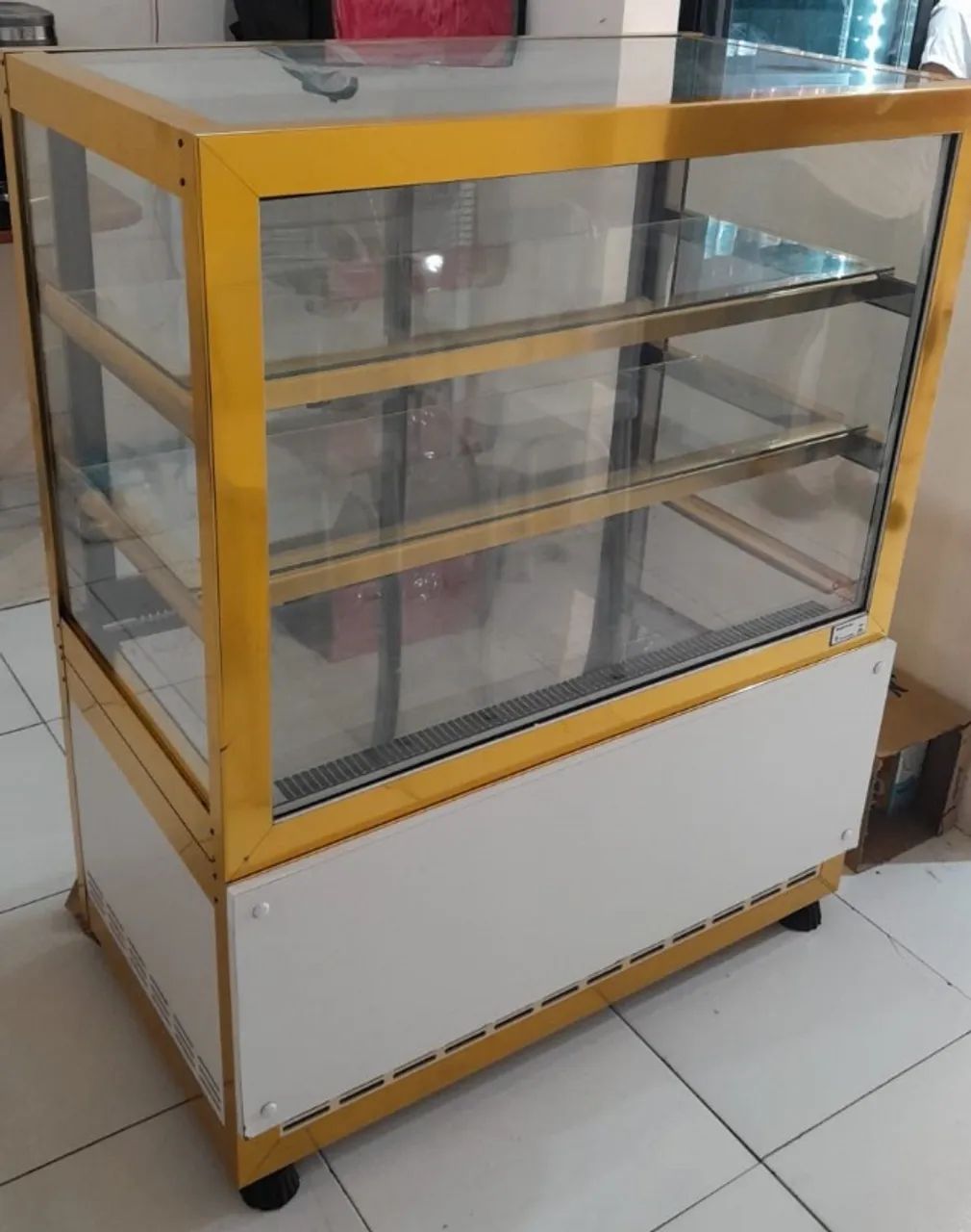 Vitrine Refrigerada excelente p/ cafeteria e/ou confeitaria - Foto 2
