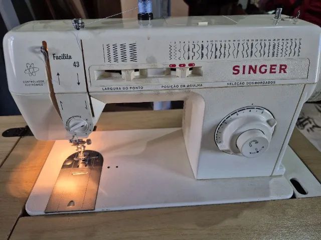 Máquina de costura Singer com gabinete