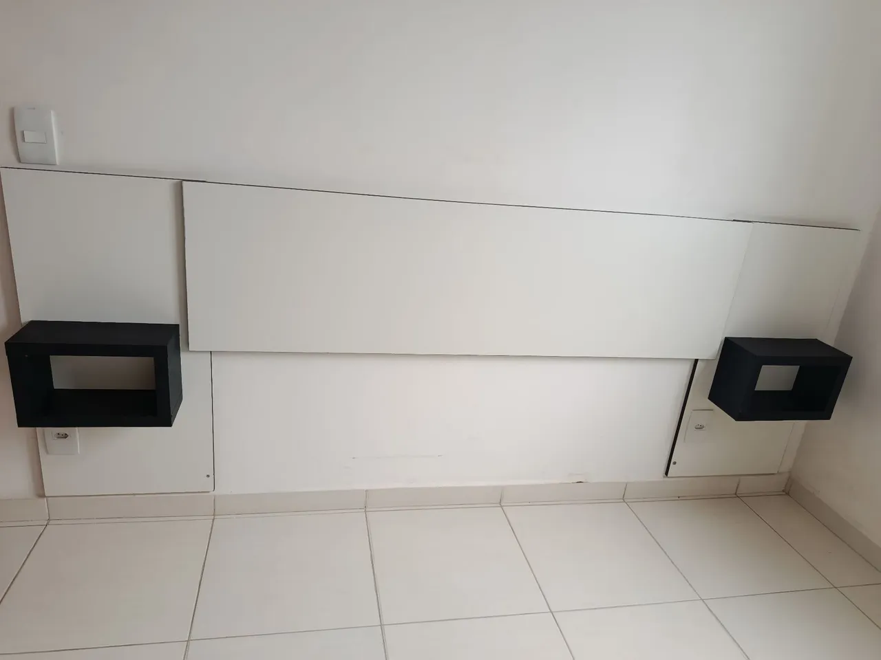 Cabeceira de Cama Moderna com Prateleiras