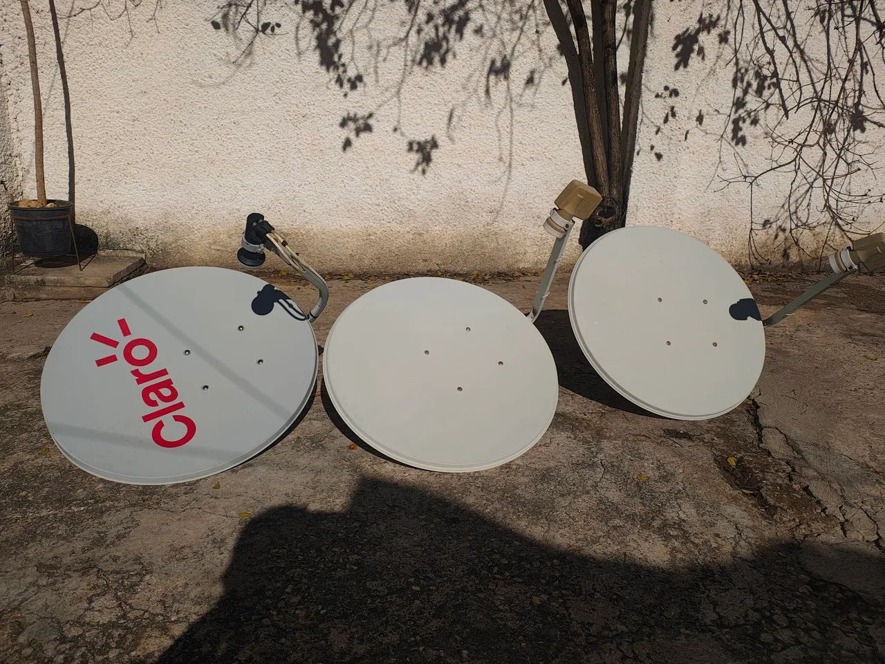 Antenas com LNB Duplo Parabólicas Claro em Ótimo Estado