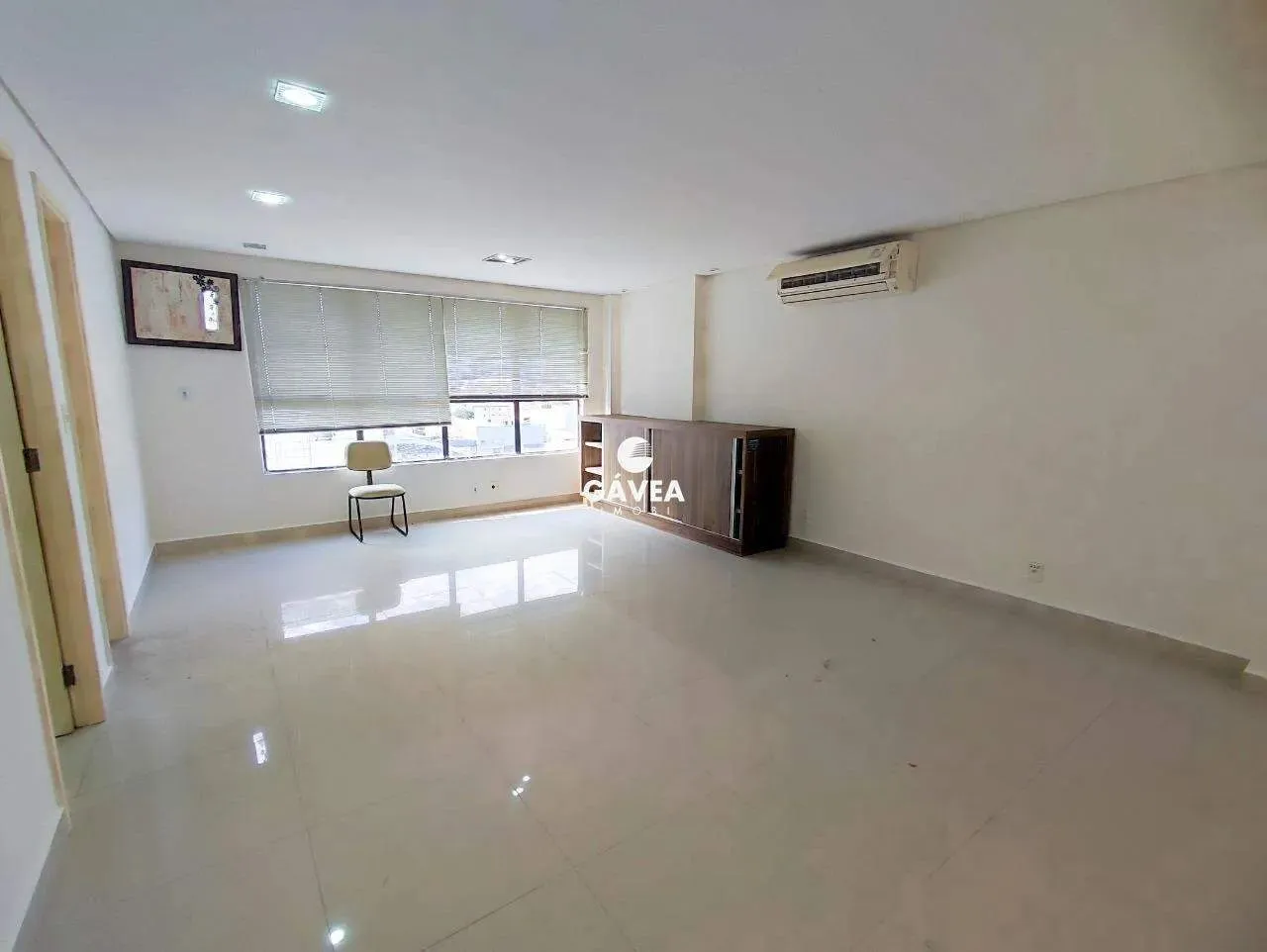 Sala comercial à venda no Centro em São Vicente.