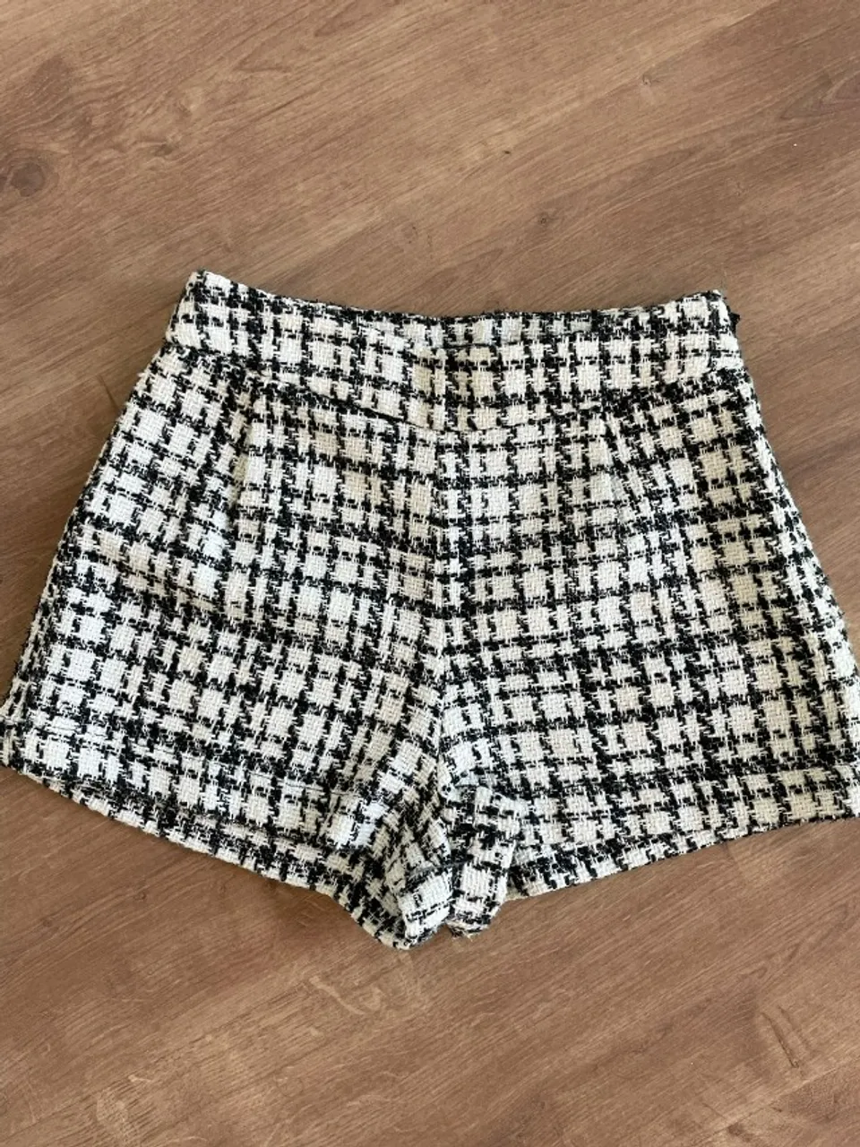 Shorts de tweed em preto e branco