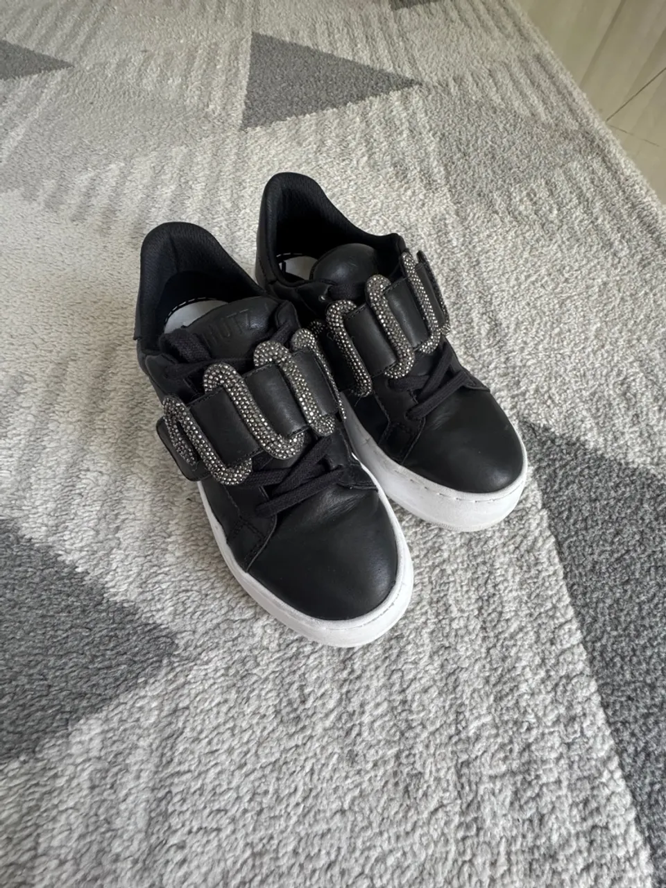 Tênis Schutz Preto com Detalhes em Strass