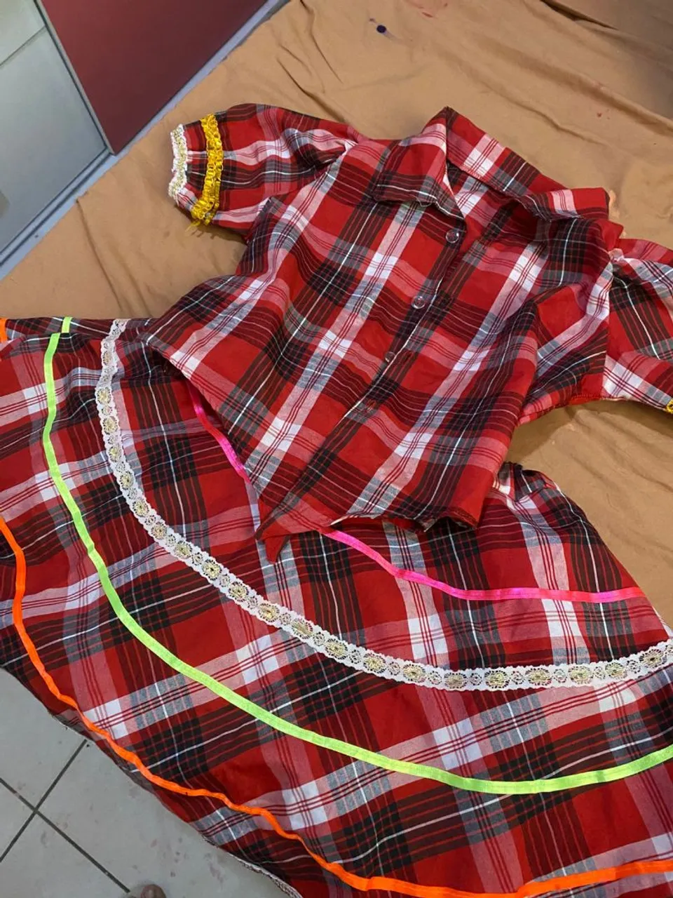 Conjunto Xadrez Vermelho com Detalhes Coloridos