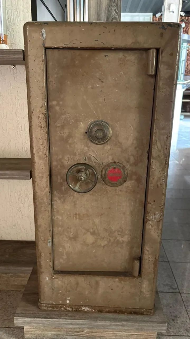 Cofre de ferro e concreto grande