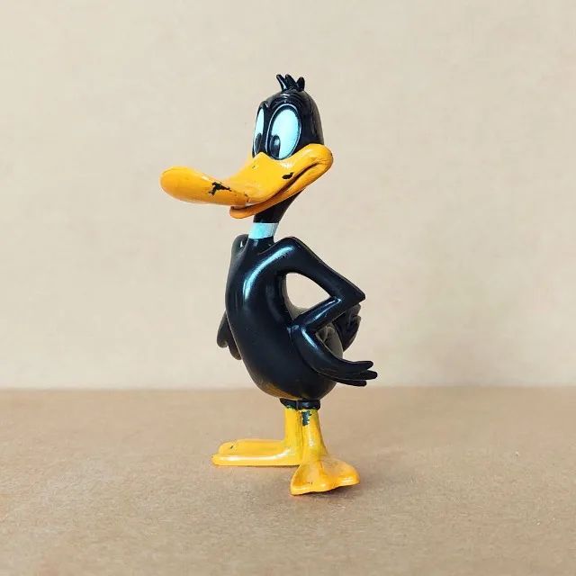 brinquedo - boneco miniatura looney tunes patolino (usado)