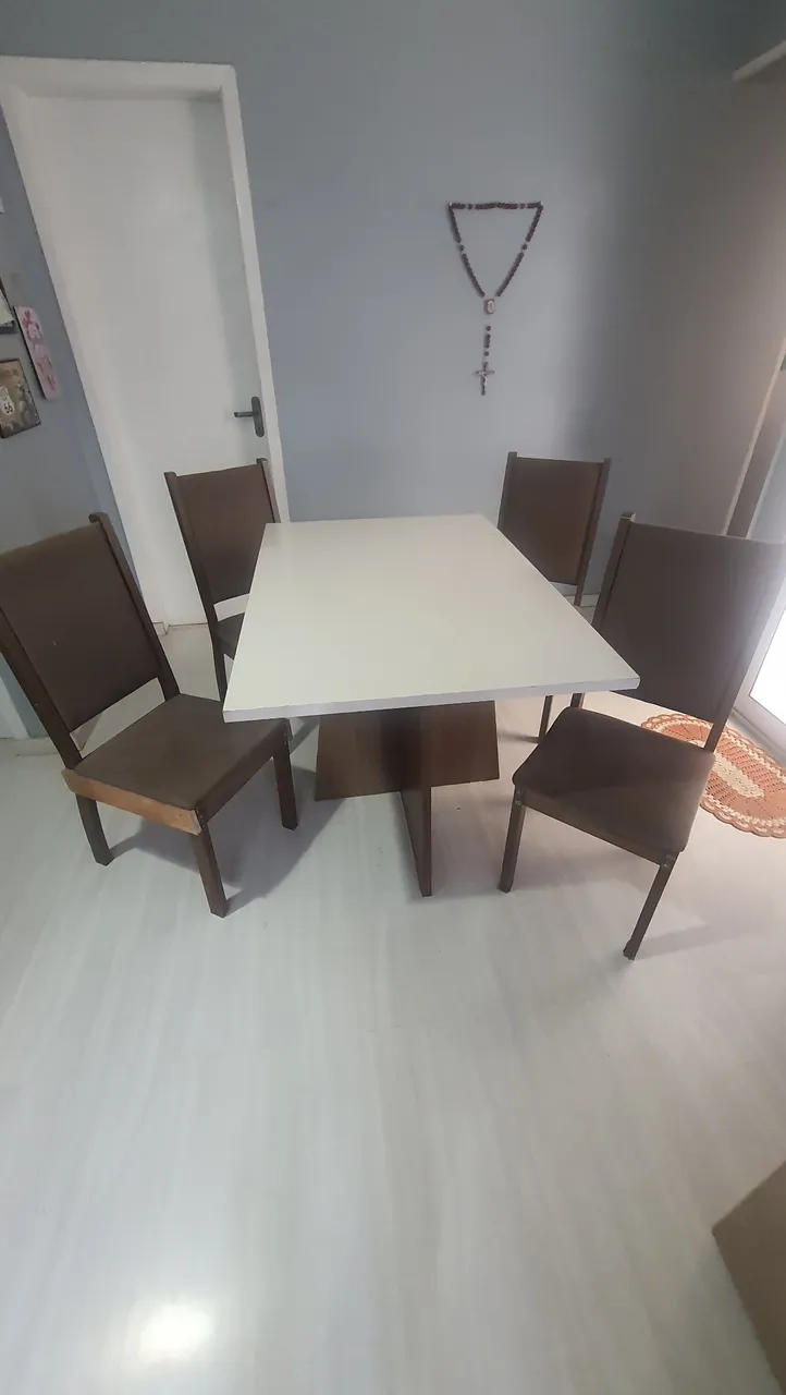 Mesa com 4 cadeiras