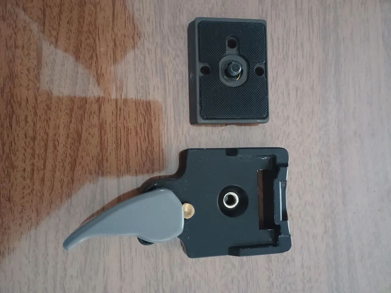 PLATE DE ENGATE RÁPIDO ORIGINAL MANFROTTO 323 - Foto 5