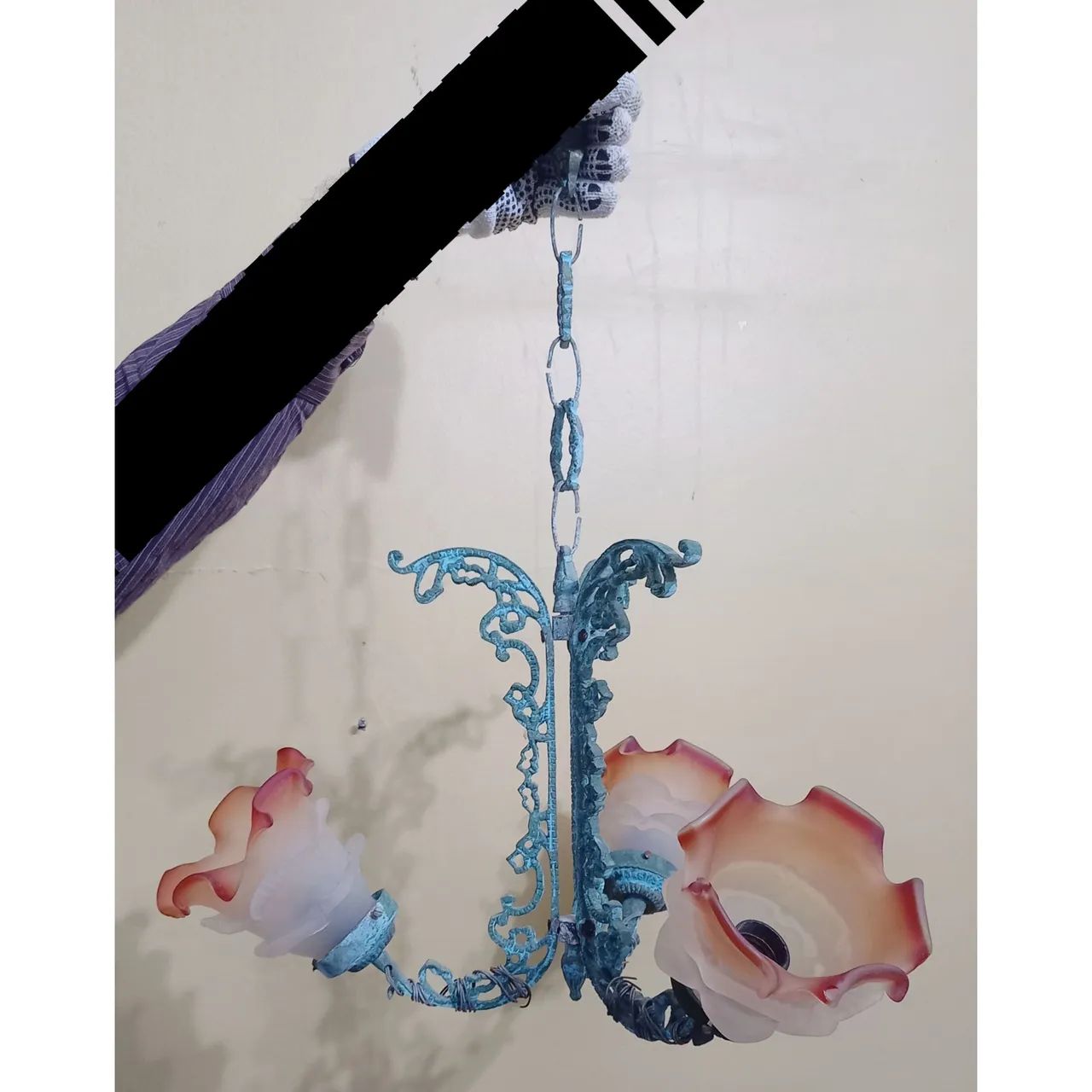 Lustre de bronze com 3 cúpulas em formato de rosa.