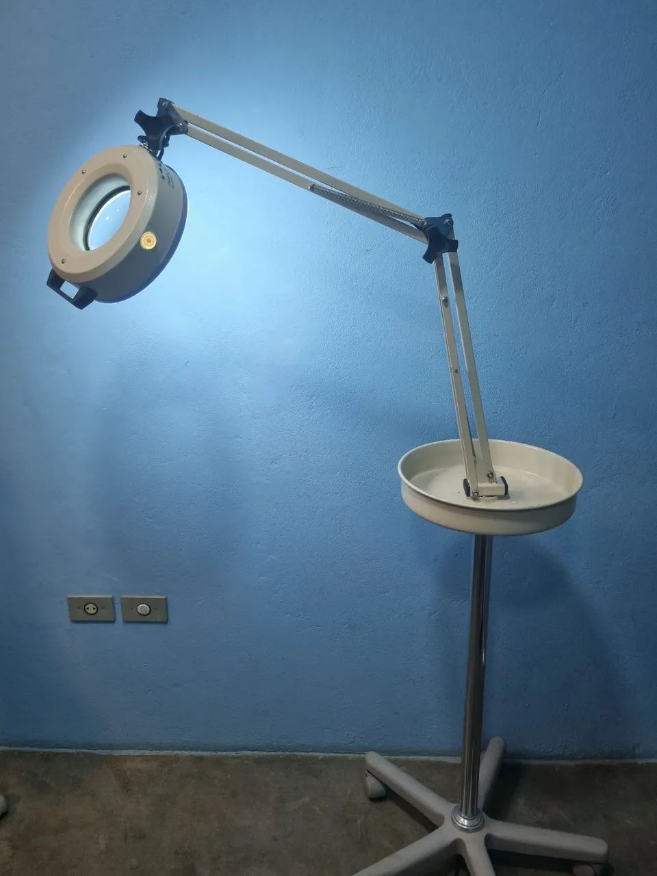 Lupa luminaria articulada com rodízio  - Foto 3