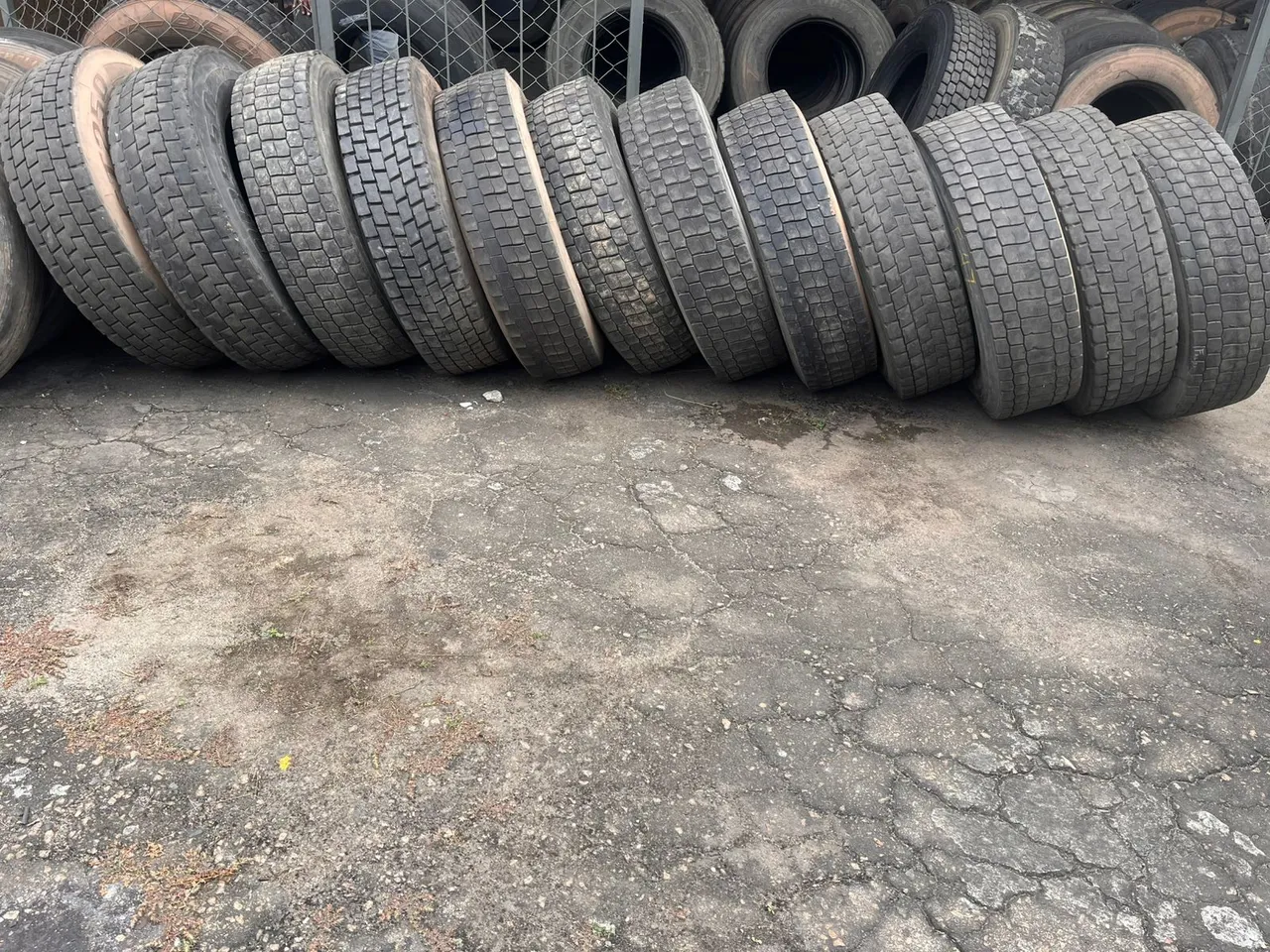 Pneus para caminhão 295 80 R22,5 tração 650,00 cada.