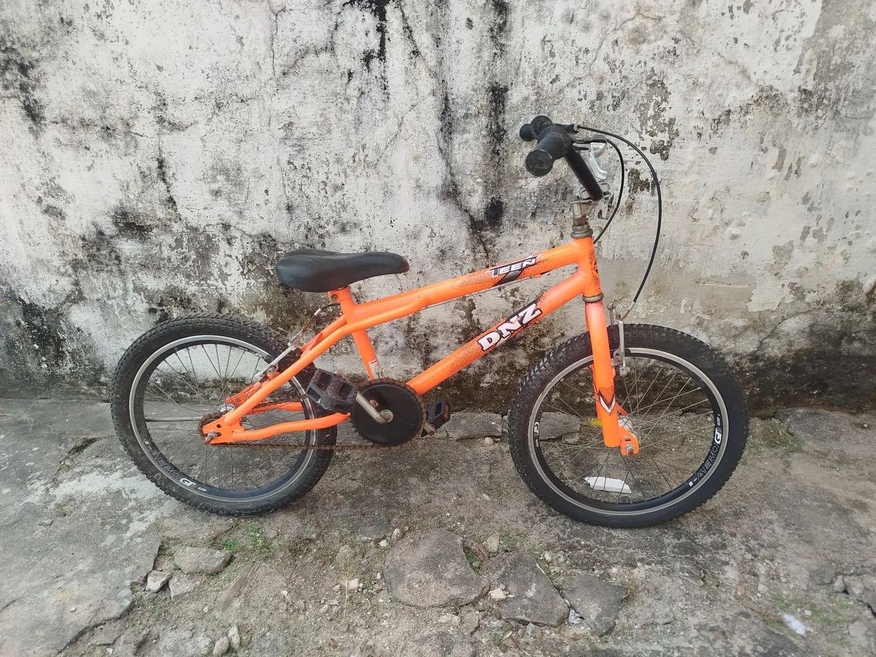 Bicicleta de adolescente laranja 